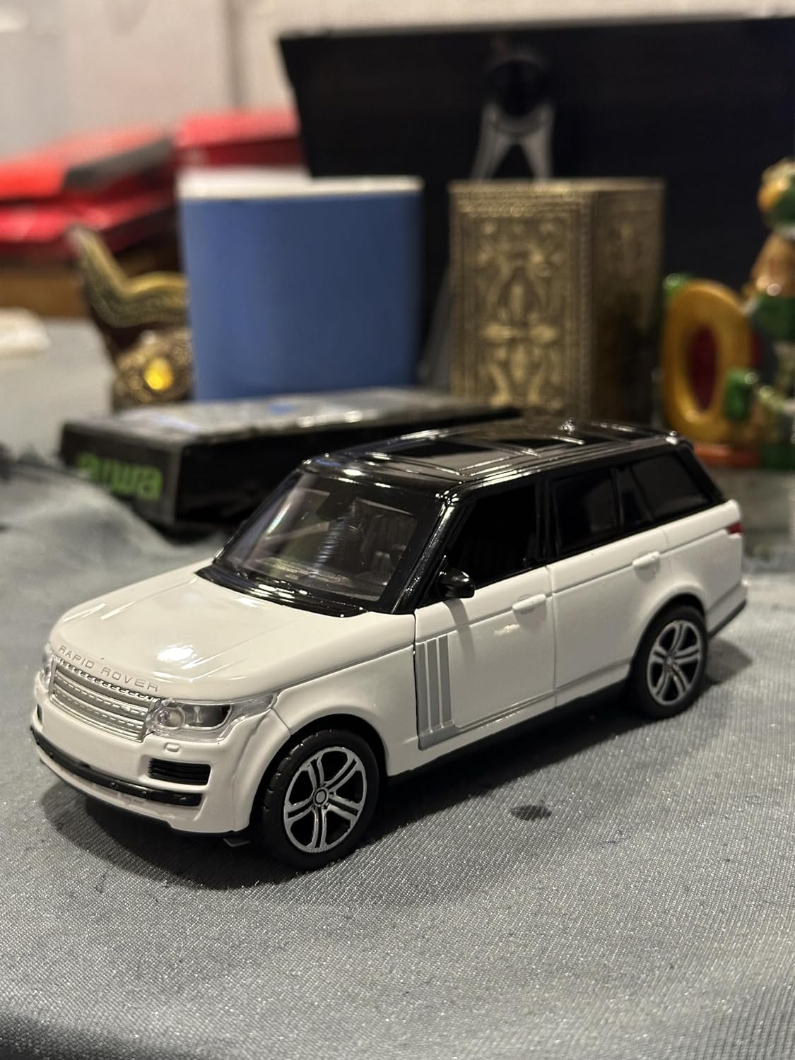 Land Rover Range Rover 1:32 Diecast Model Car Toy Collectible Sound Light Toy [3 Color Available Color Send]